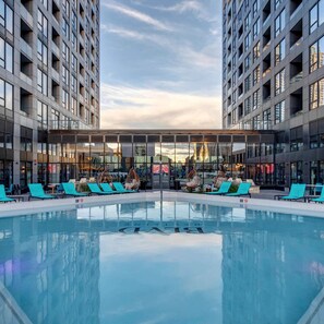 Pool - Elegant 2-Bedroom Apartment in BLVD Beltline (Calgary)