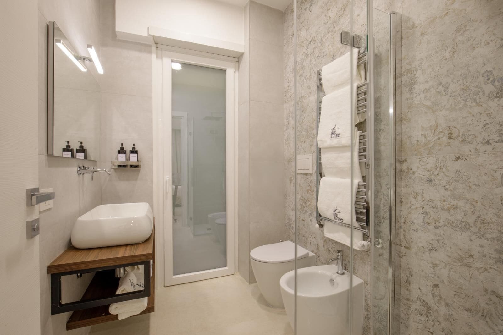 Doppia Standard, 1 letto king | Bagno | Set di cortesia gratuito, asciugacapelli, bidet, asciugamani