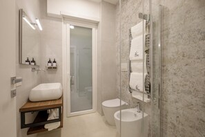 Standard-dobbeltværelse - 1 kingsize-seng | Badeværelse | Gratis toiletartikler, hårtørrer, håndklæder, Sæbe