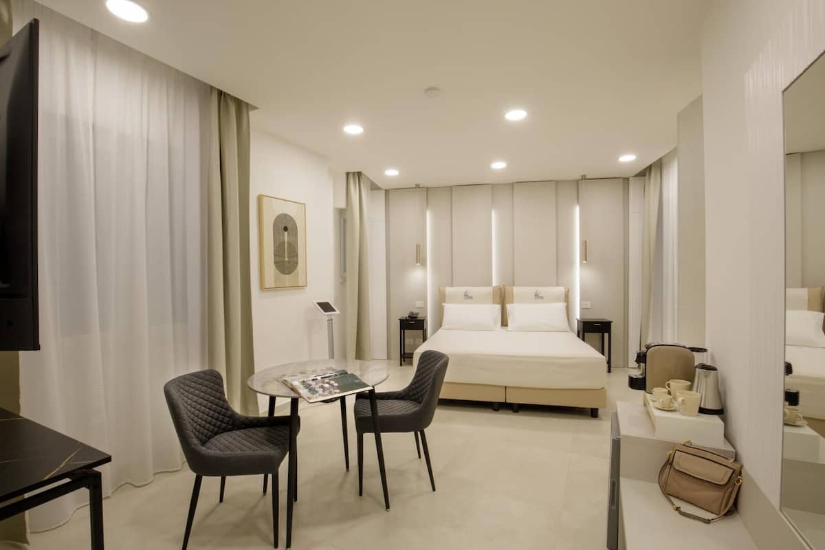 Habitación doble estándar, 1 cama King size | Minibar, caja de seguridad en la habitación y escritorio