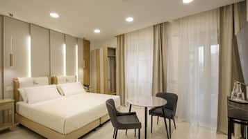 Dobbeltrom – standard, 1 kingsize-seng | Minibar, safe på rommet, skrivebord og blendingsgardiner