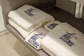 Free toiletries, hair dryer, towels, soap - Cosmo Vatican Rooms (Rome)