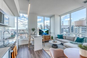 Interior - Spacious Modern 2-Bedroom in Calgary | BLVD Beltline (Calgary)