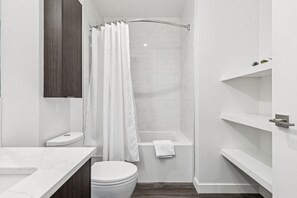 Bathroom - Comfortable 1 Bedroom Stay at BLVD Beltline (Calgary)