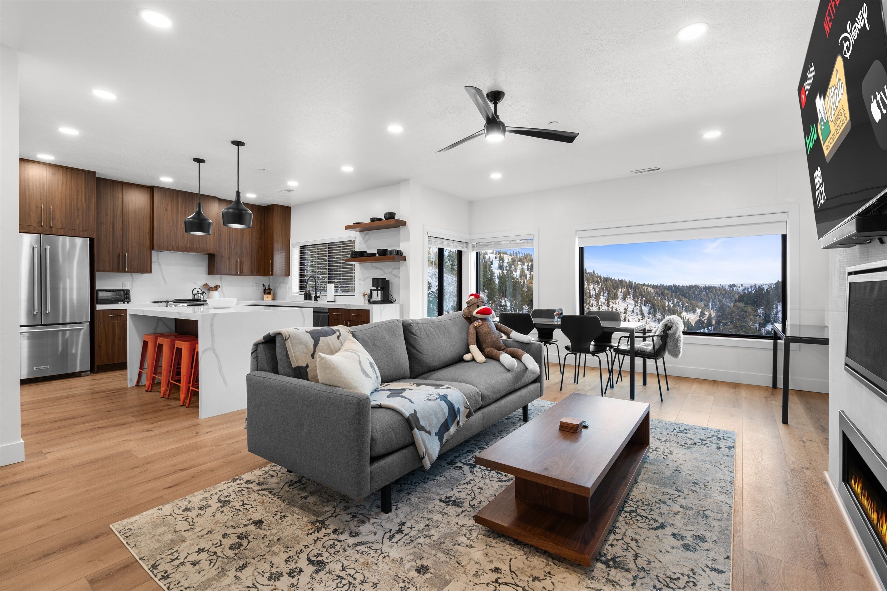 Una Smart TV, una chimenea