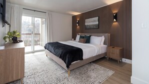 Una camera da letto con un letto, un comodino e vista sull'esterno.