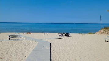 Plage à proximité, chaises longues