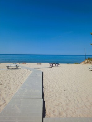 Ubicación cercana a la playa y tumbonas