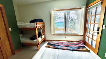 4 bedrooms, travel crib, free WiFi, bed sheets