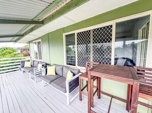 Outdoor dining - Ocean View Beach House - Barlows Hill (Barlows Hill)