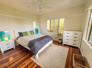 3 bedrooms, iron/ironing board, free WiFi, bed sheets - Ocean View Beach House - Barlows Hill (Barlows Hill)