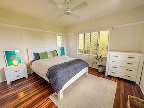 3 bedrooms, iron/ironing board, free WiFi, bed sheets - Ocean View Beach House - Barlows Hill (Barlows Hill)