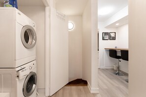 Living area - The Dan Leckie Suites (Toronto)