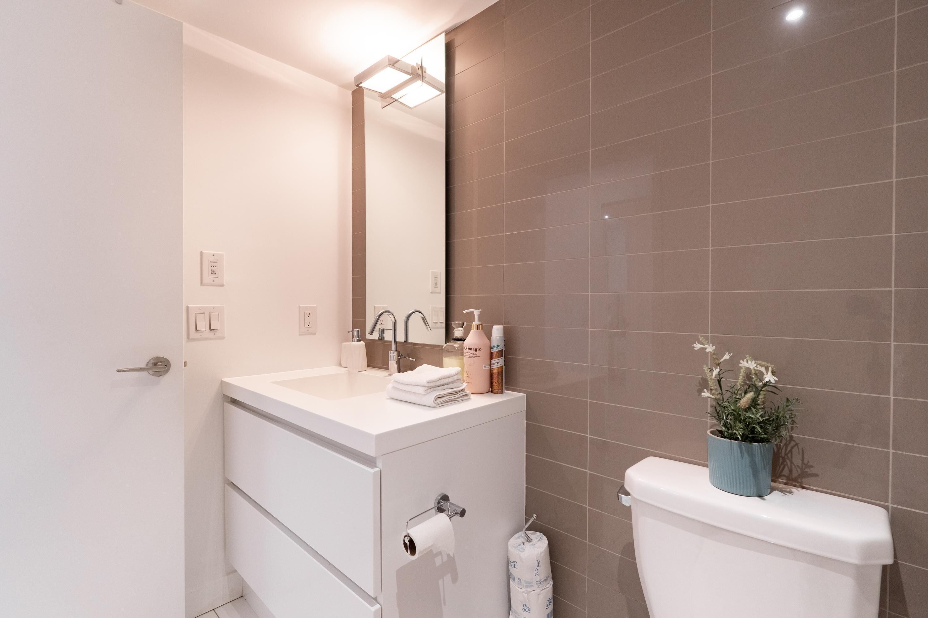 Premium-Apartment, 2 Schlafzimmer, Stadtblick | Badezimmer | Kostenlose Toilettenartikel, Haartrockner, Handtücher, Seife