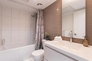 Free toiletries, hair dryer, towels, soap - The Dan Leckie Suites (Toronto)