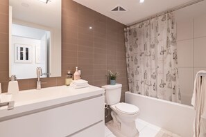 Premium-Apartment, 2 Schlafzimmer, Stadtblick | Badezimmer