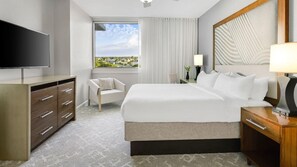 Tabla de planchar con plancha, wifi gratis y ropa de cama