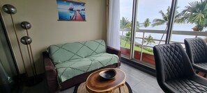 Smart TV - Fare Tupaia — Tahiti Suite with Ocean View, Beach & 4★ Resort Amenities (Arue)