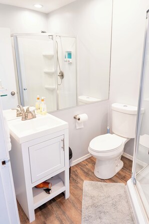 Shower, hair dryer, towels, soap - Charming 3-bedroom house with AC in relaxing Renton (Renton)