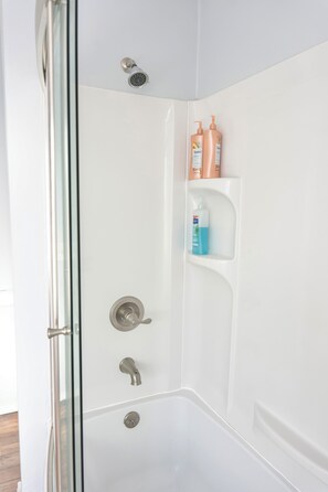 Shower, hair dryer, towels, soap - Charming 3-bedroom house with AC in relaxing Renton (Renton)