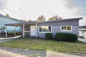 Exterior detail - Charming 3-bedroom house with AC in relaxing Renton (Renton)