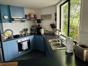 Living area - Nicole Guesthouse  (Brisbane)