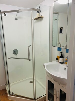 Classic Double Room | Bathroom | Hair dryer, towels, soap, shampoo - Nicole Guesthouse  (Brisbane)