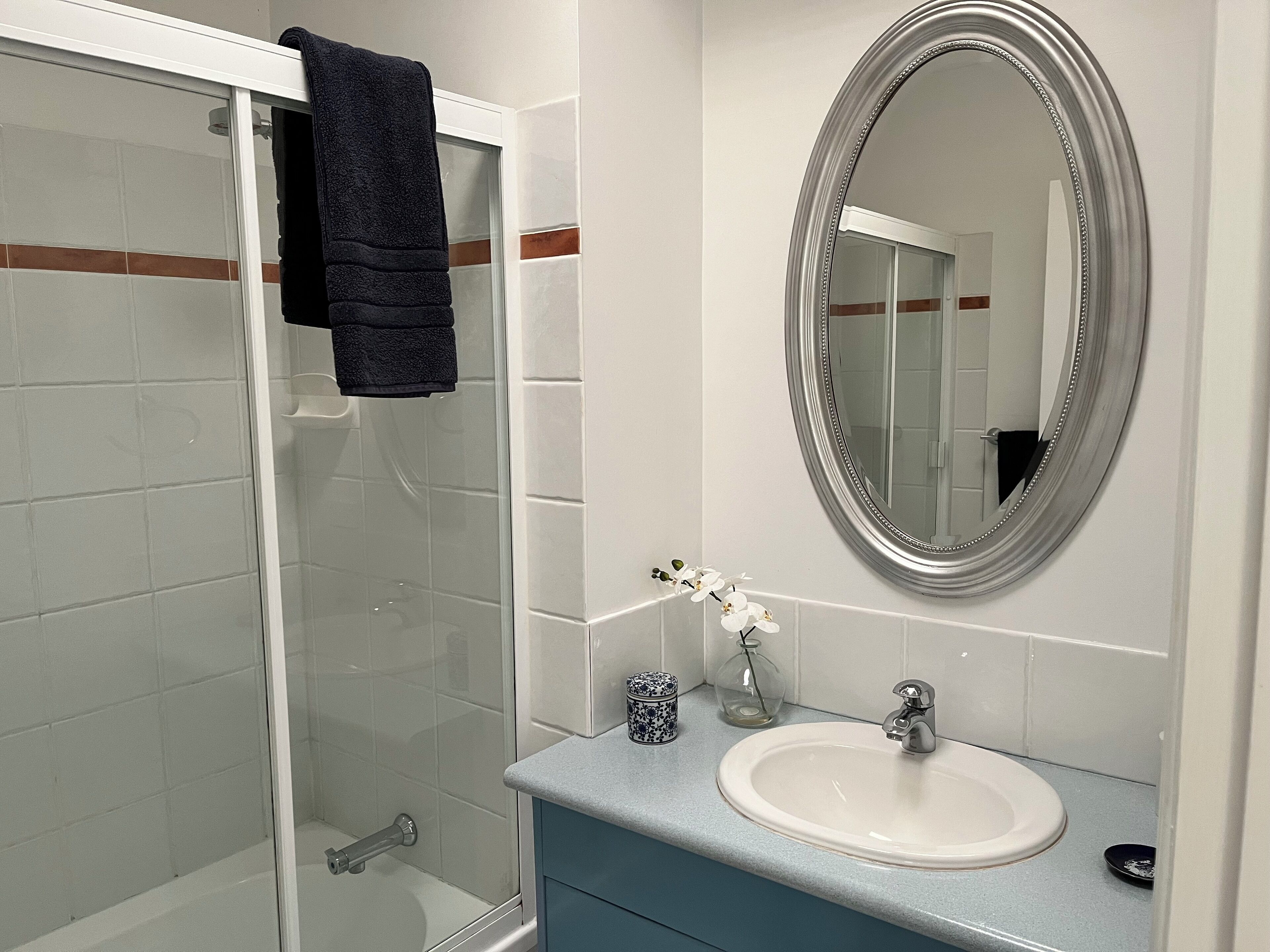 Comfort Double Room | Bathroom | Hair dryer, towels, soap, shampoo