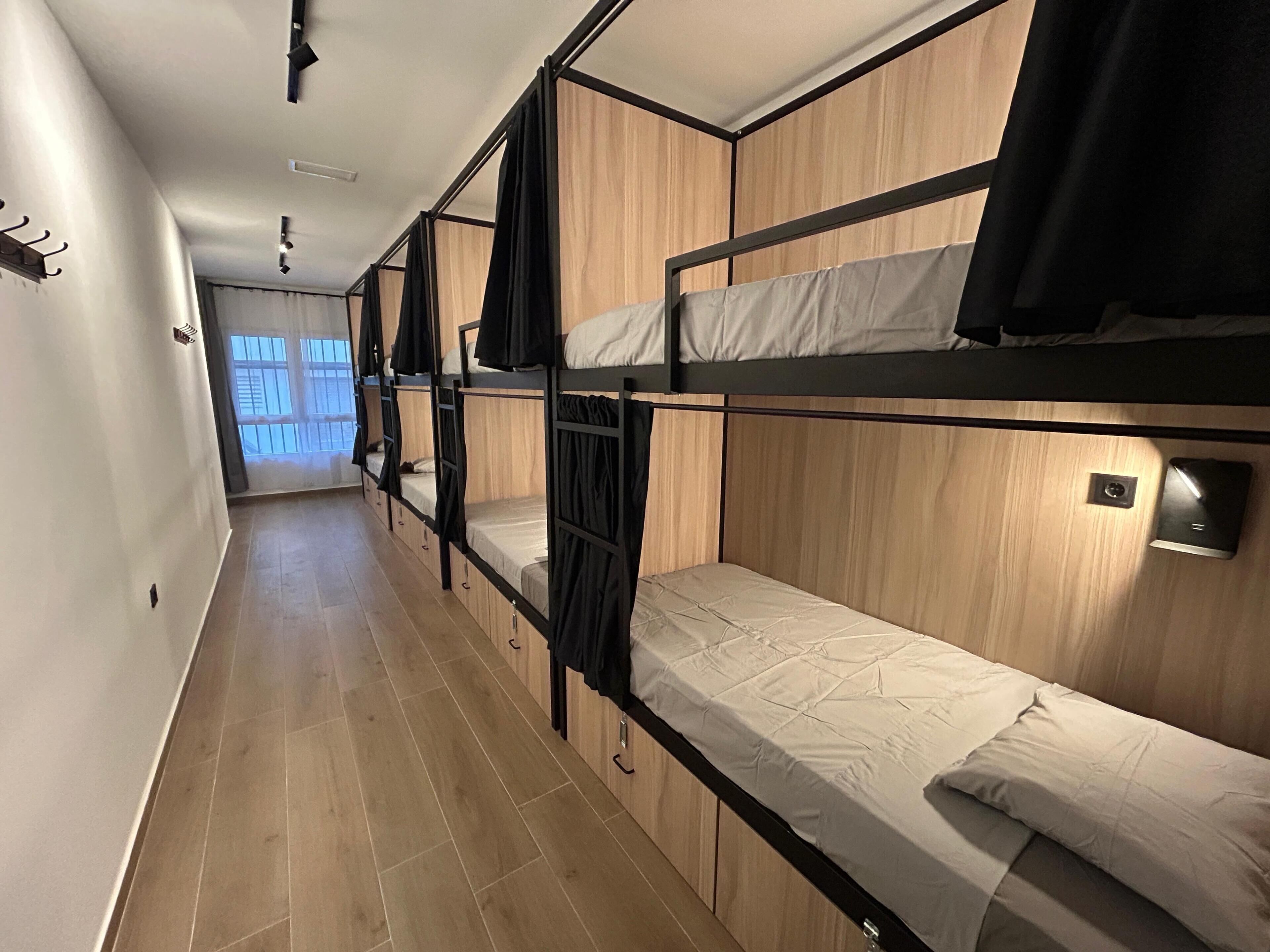 Dormitório compartilhado conforto, banheiro compartilhado (Room C) | Espaço de trabalho para notebook, cortinas blackout