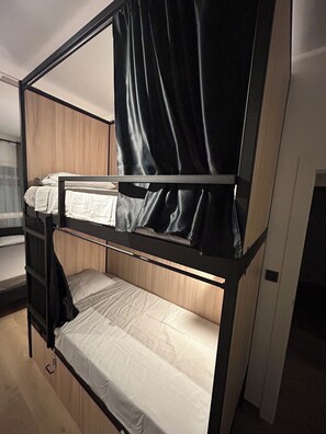 Espaço de trabalho para notebook, cortinas blackout