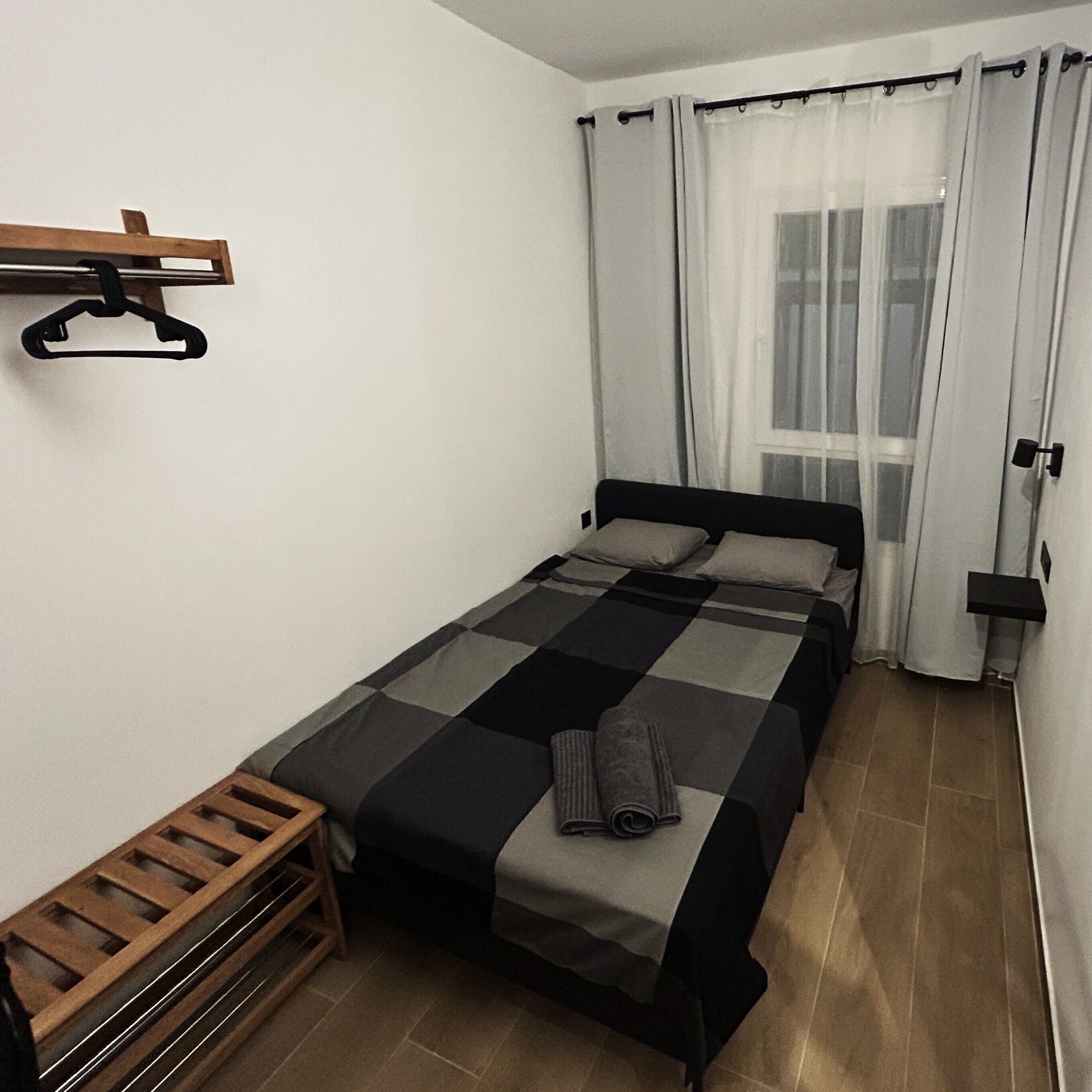 Quarto triplo conforto, 1 quarto, banheiro privativo (Room B) | Espaço de trabalho para notebook, cortinas blackout