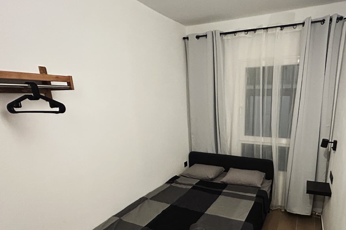 Quarto triplo conforto, 1 quarto, banheiro privativo (Room B) | Espaço de trabalho para notebook, cortinas blackout