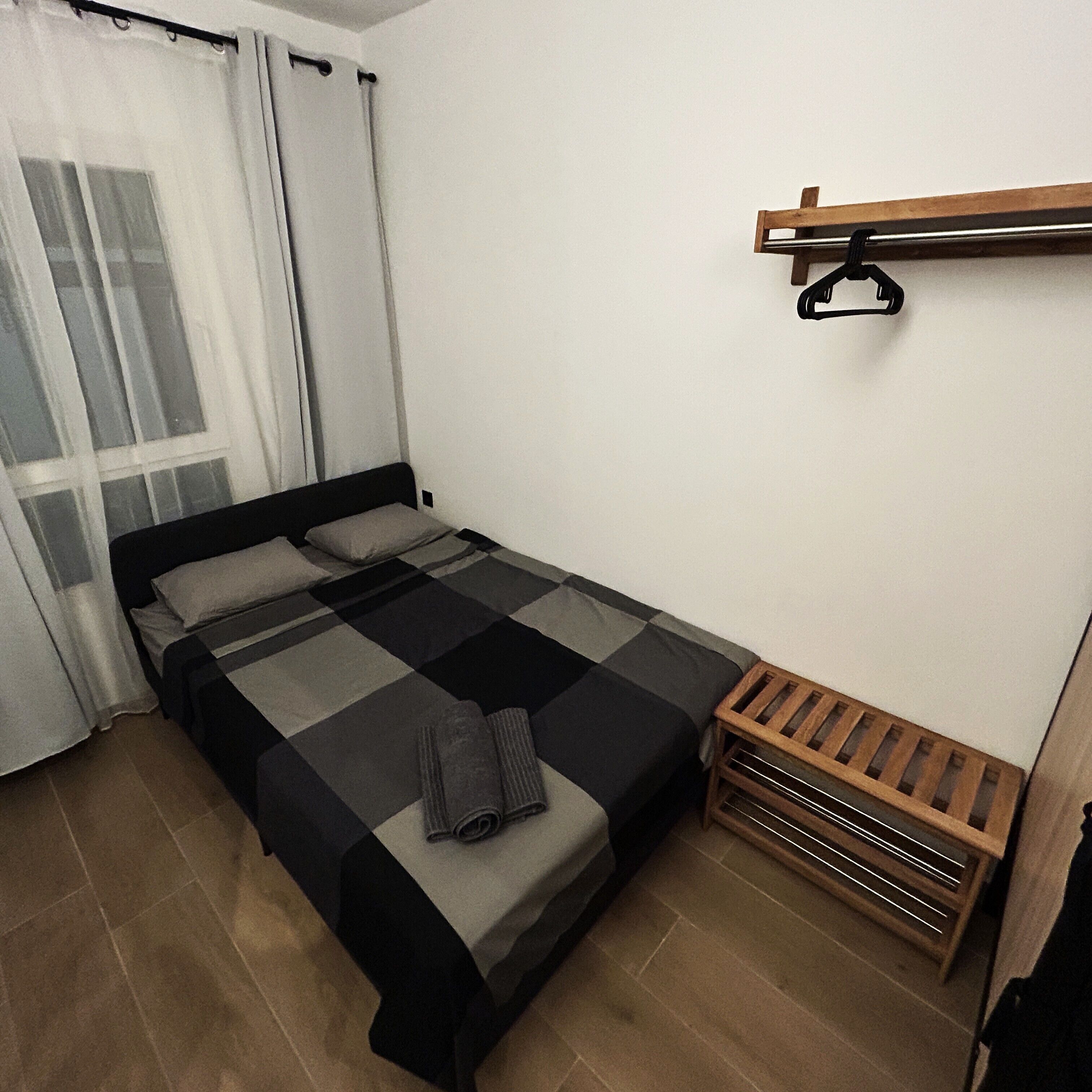 Quarto triplo conforto, 1 quarto, banheiro privativo (Room A) | Espaço de trabalho para notebook, cortinas blackout