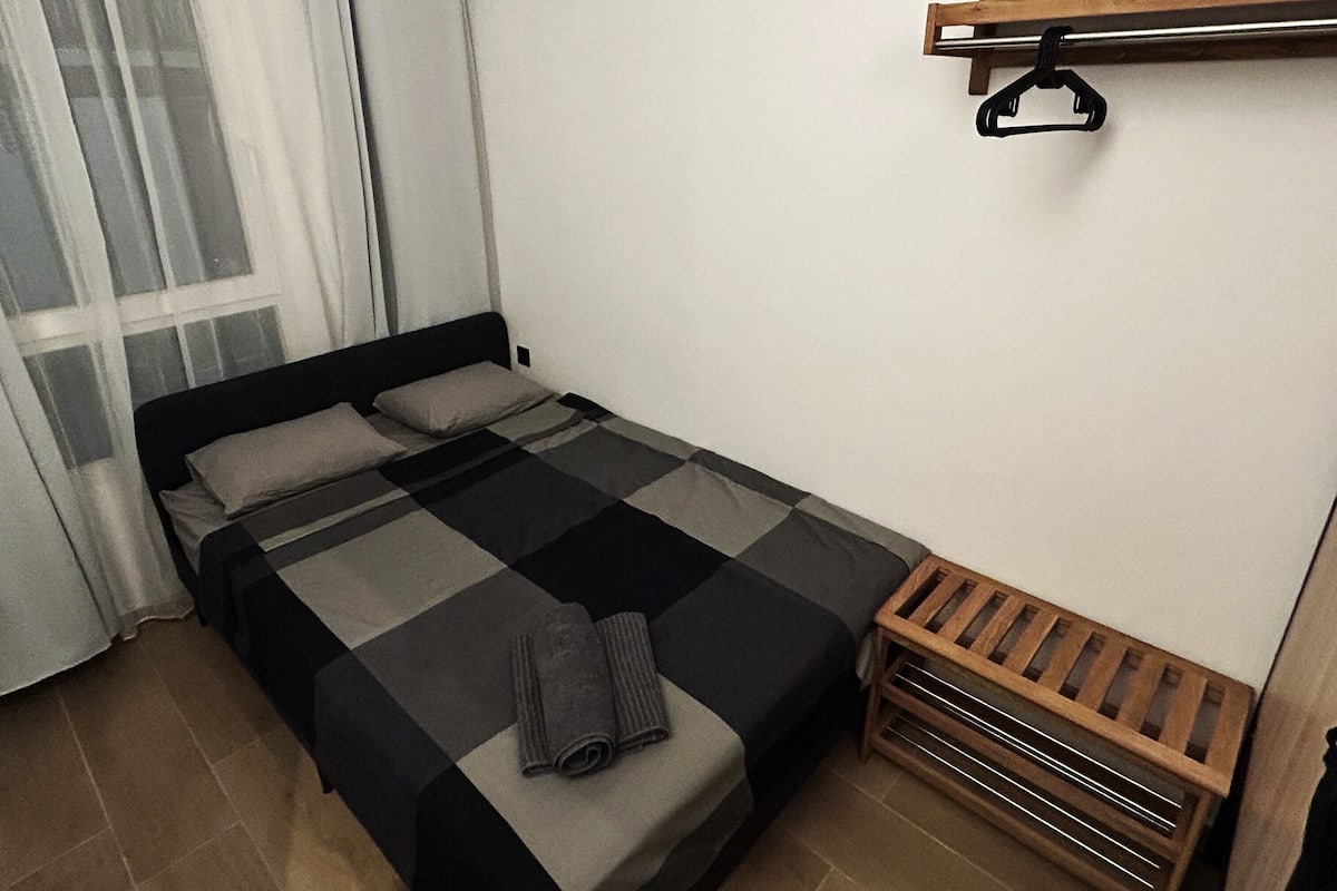 Quarto triplo conforto, 1 quarto, banheiro privativo (Room A) | Espaço de trabalho para notebook, cortinas blackout