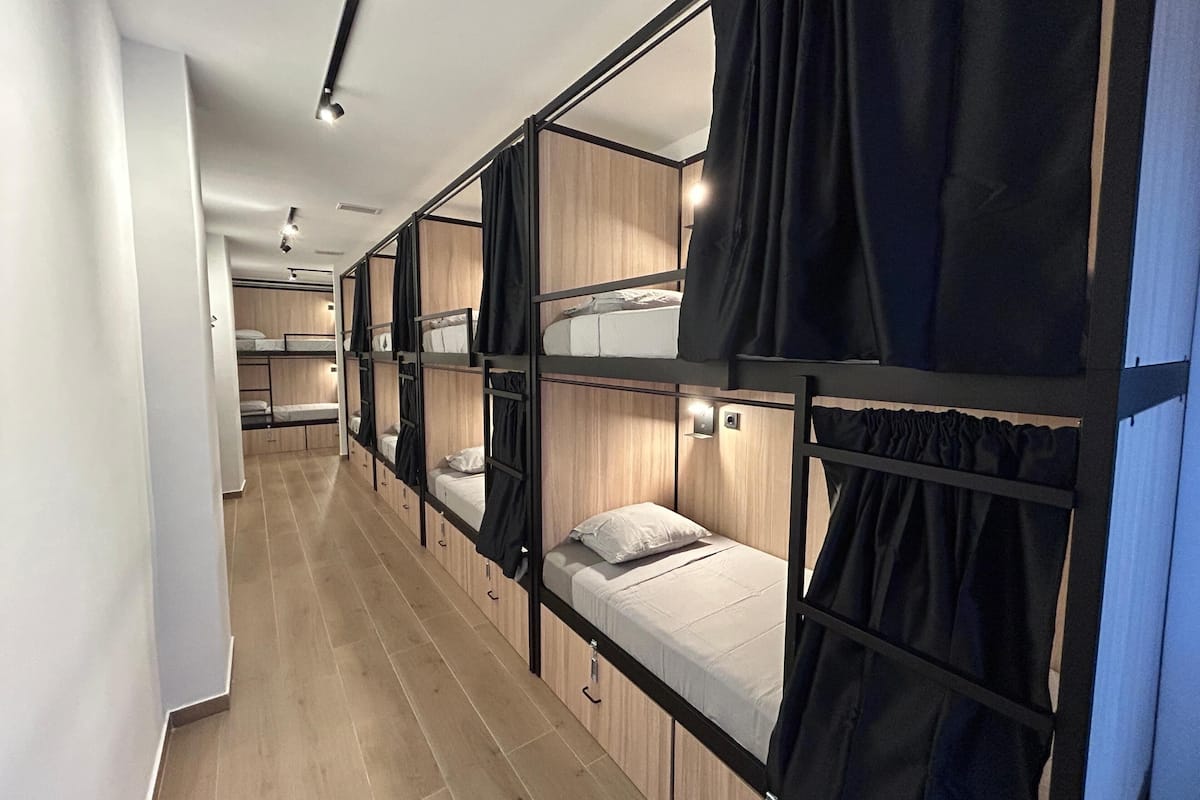 Dormitório compartilhado conforto, banheiro compartilhado (Room D) | Espaço de trabalho para notebook, cortinas blackout