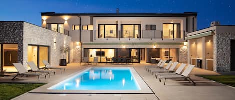 Et oppvarmet basseng