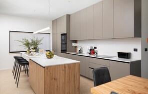 Réfrigérateur, four à micro-ondes, un four, surface de cuisson