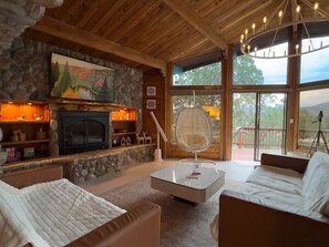Smart TV, fireplace, books - Panoramic Views • Hot Tub • Fireplace • No Pet Fee (Ruidoso)