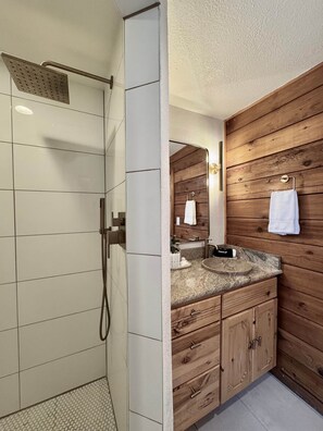 Shower, hair dryer, towels, soap - Panoramic Views • Hot Tub • Fireplace • No Pet Fee (Ruidoso)