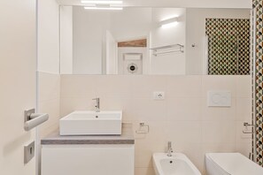 Regadera, secadora de cabello, bidet, toallas 