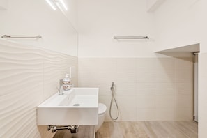 Shower, hair dryer, bidet, towels - La Mole Luxury Suite Turin (Torino)