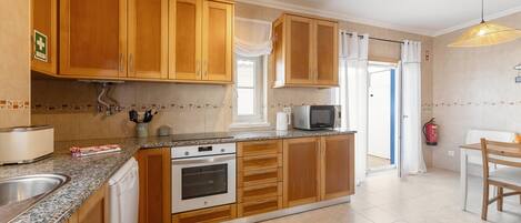 Frigorífic, microones, forn i placa de cuina