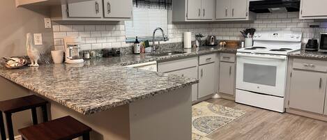 Kjøleskap, mikrobølgeovn, ovn og kokeplater