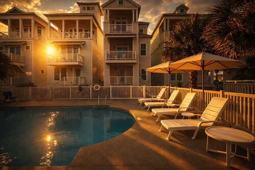 3BR w/ Pool on The Circle / Walk to Beach & Dining