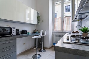Fridge, microwave, stovetop, dishwasher