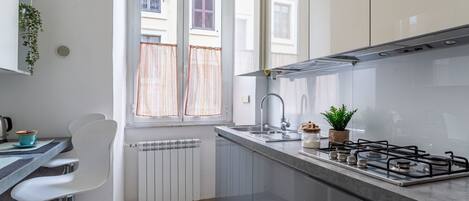 Kjøleskap, mikrobølgeovn, kokeplater og oppvaskmaskin