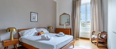 2 soverom og strykejern/-brett