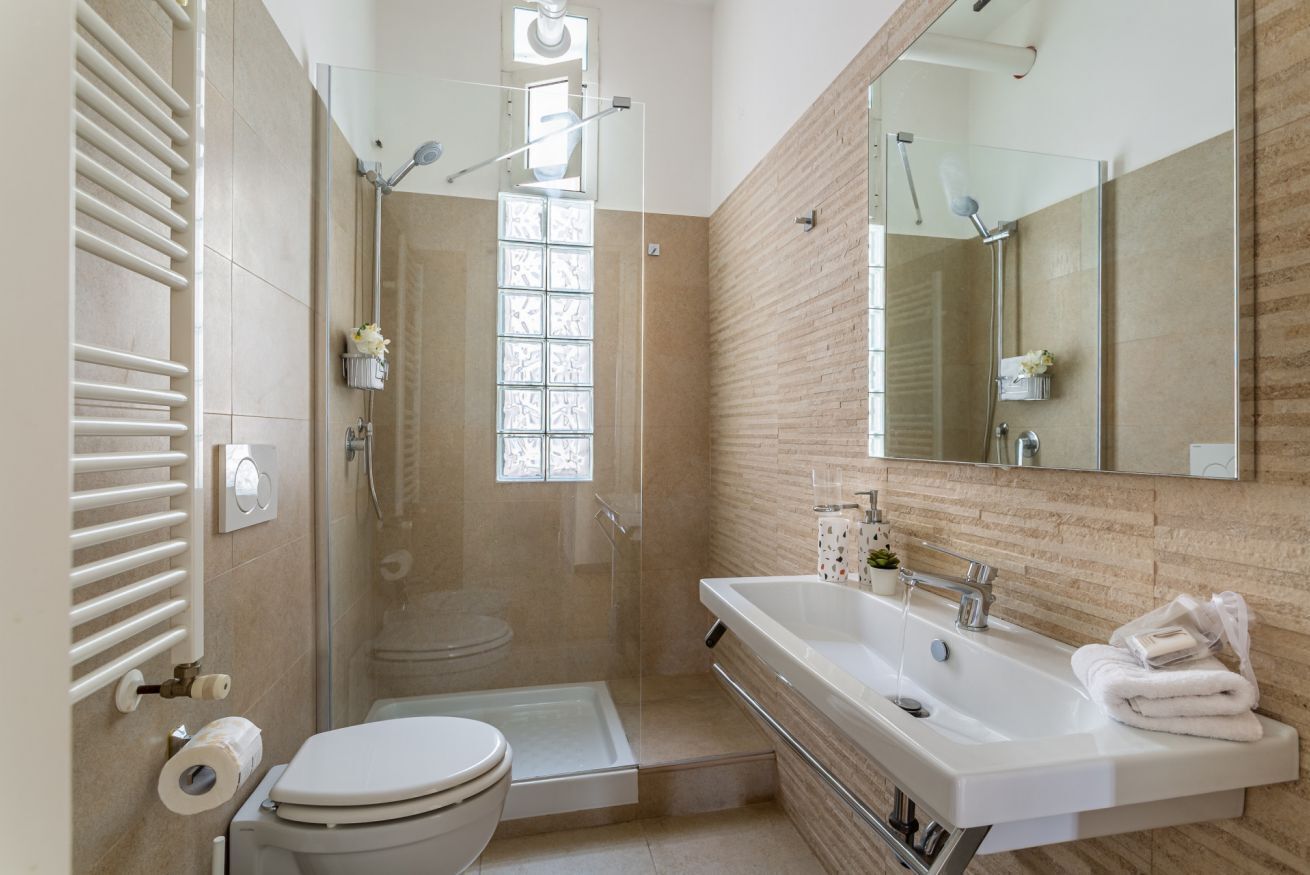 Dusche, Bidet, Handtücher, Toilettenpapier