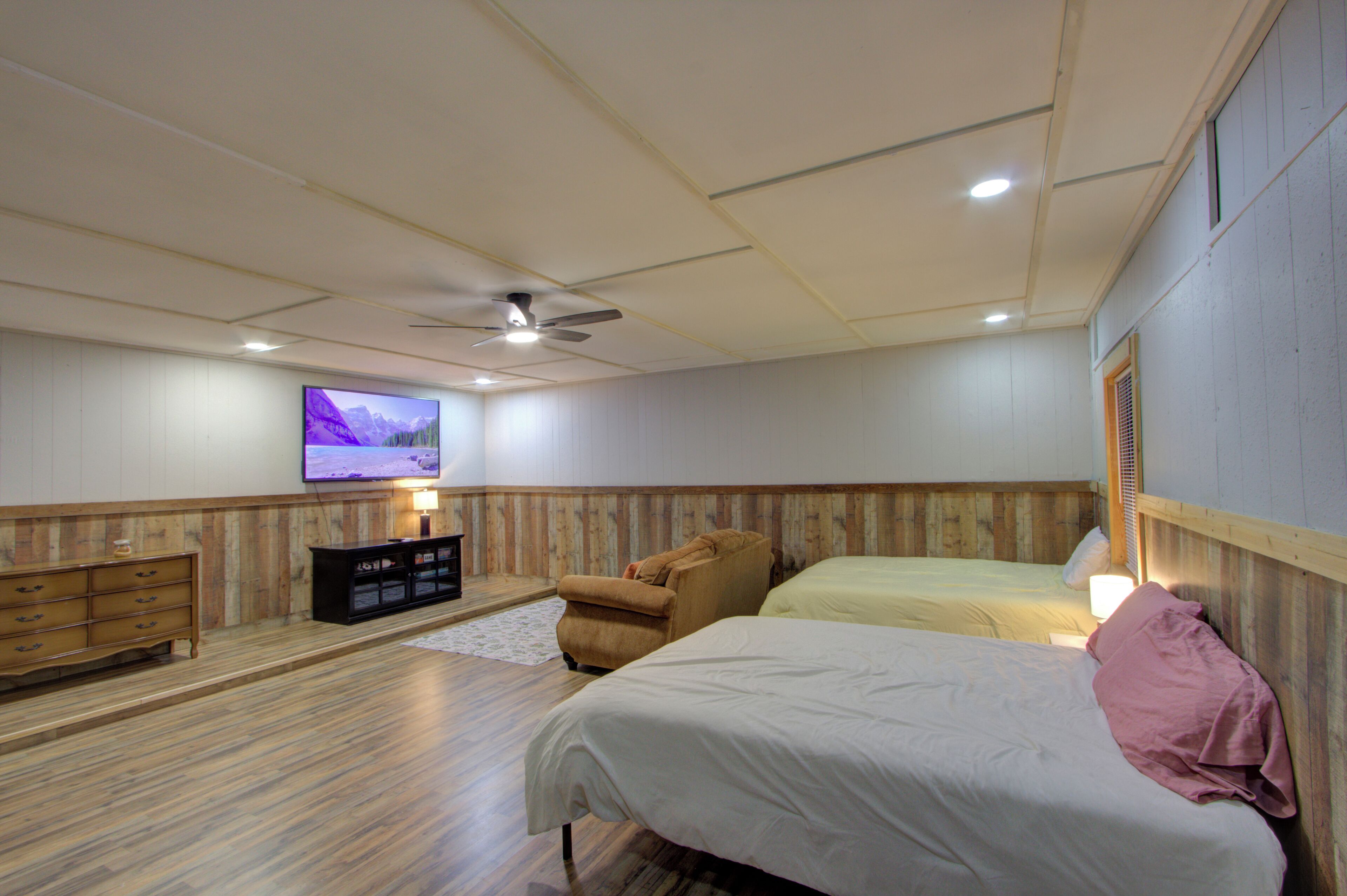 4 bedrooms, internet, bed sheets