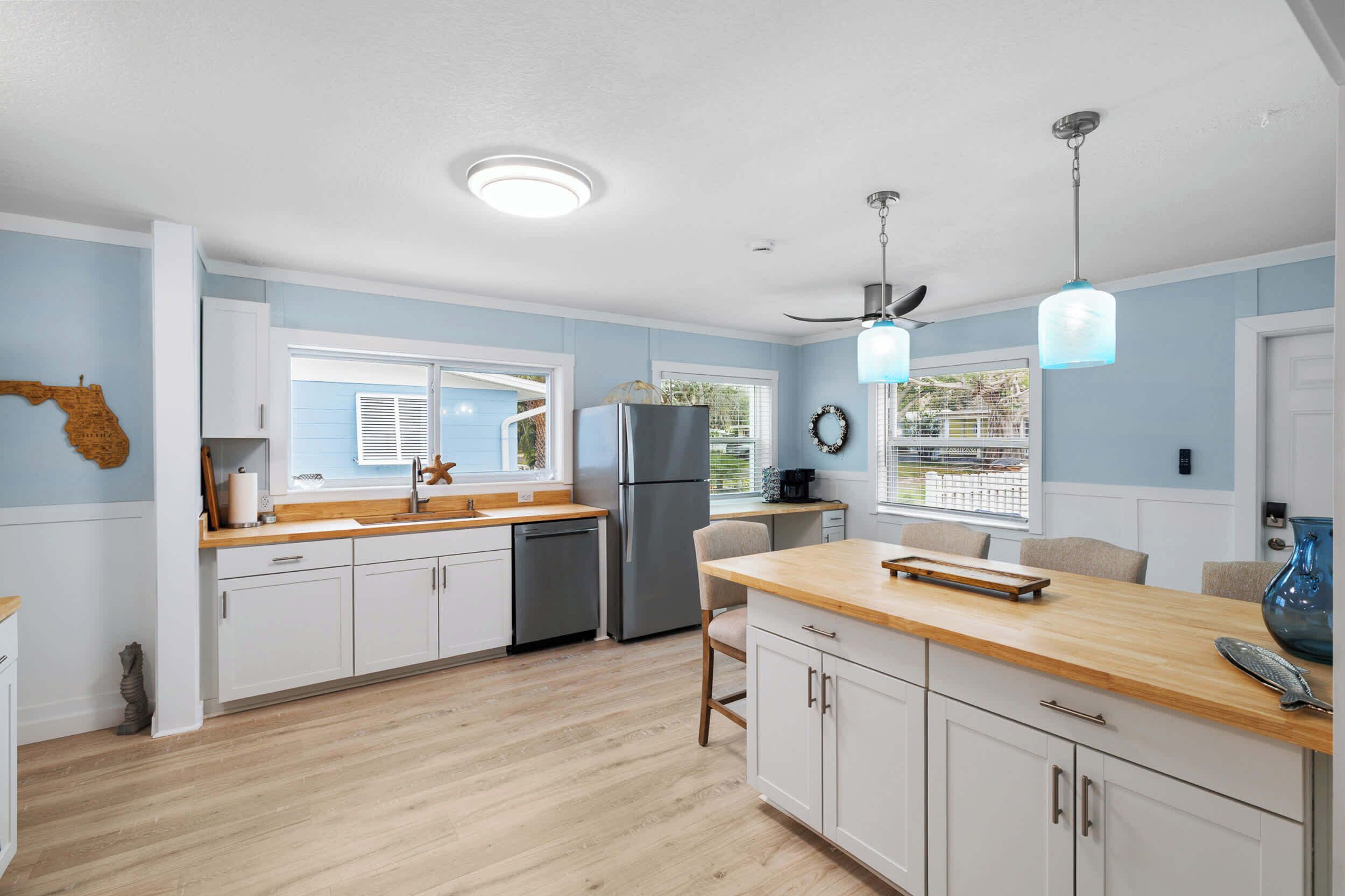 Kylskåp, ugn, spishäll och diskmaskin